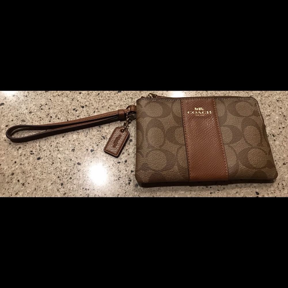 COACH Corner Zip Wristlet In Signature Canvas ***New without Tags***